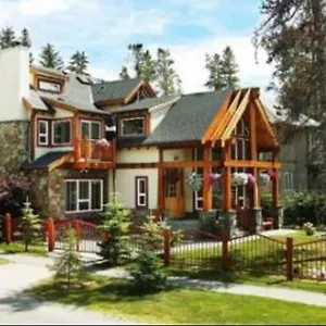 Beaujolais Boutique At Thea's House Banff